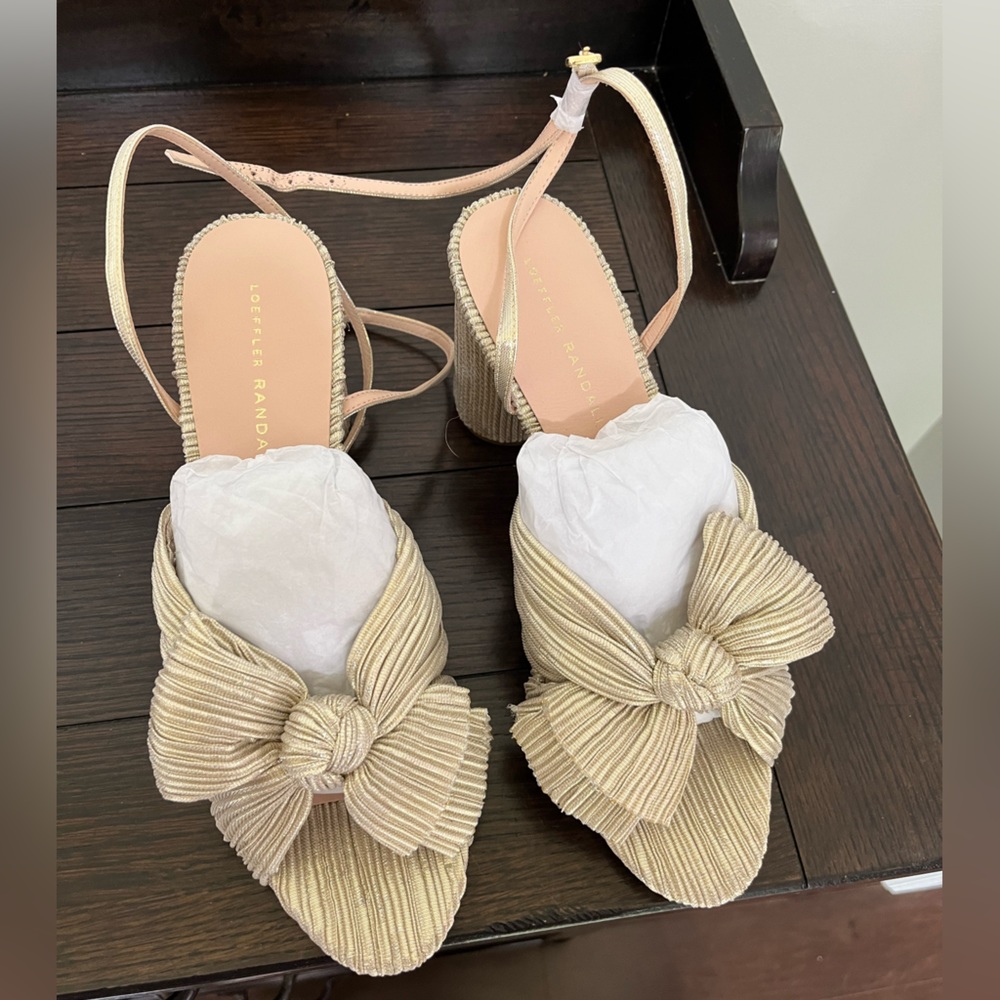 Loeffler Randall camellia platinum bow heels NWT AND BOX